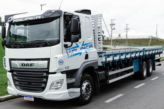 Truck carroceria aberta carga seca