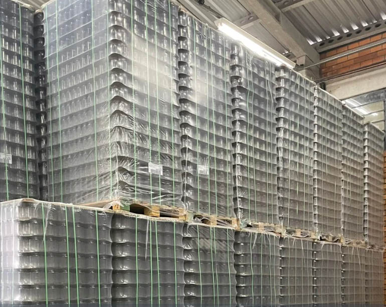 Produtos estocados na área de armazenagem da Kalinca Logística prontos para distribuição